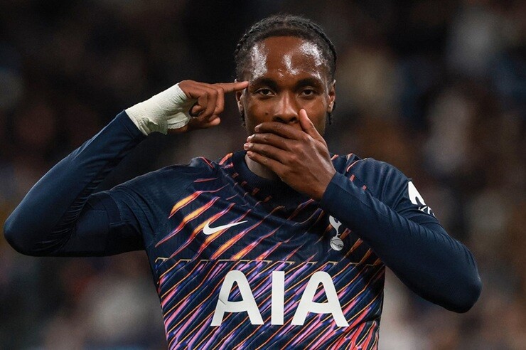 Mathys Tel mở tỷ số cho Tottenham bằng cú đá phạt đẳng cấp
