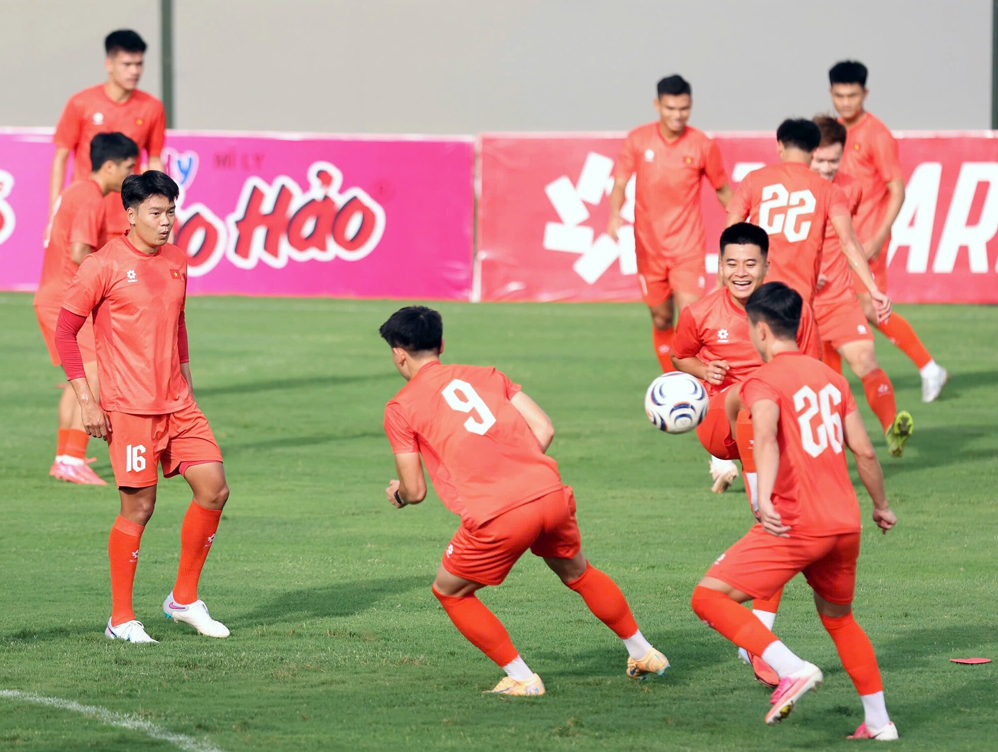 Sau hai ngày liên tiếp tập kín trên sân Mỹ Đình để hoàn thiện chiến thuật và đội hình, HLV Kim Sang Sik quyết định mở cửa buổi tập cho giới truyền thông trong khoảng thời gian đầu.