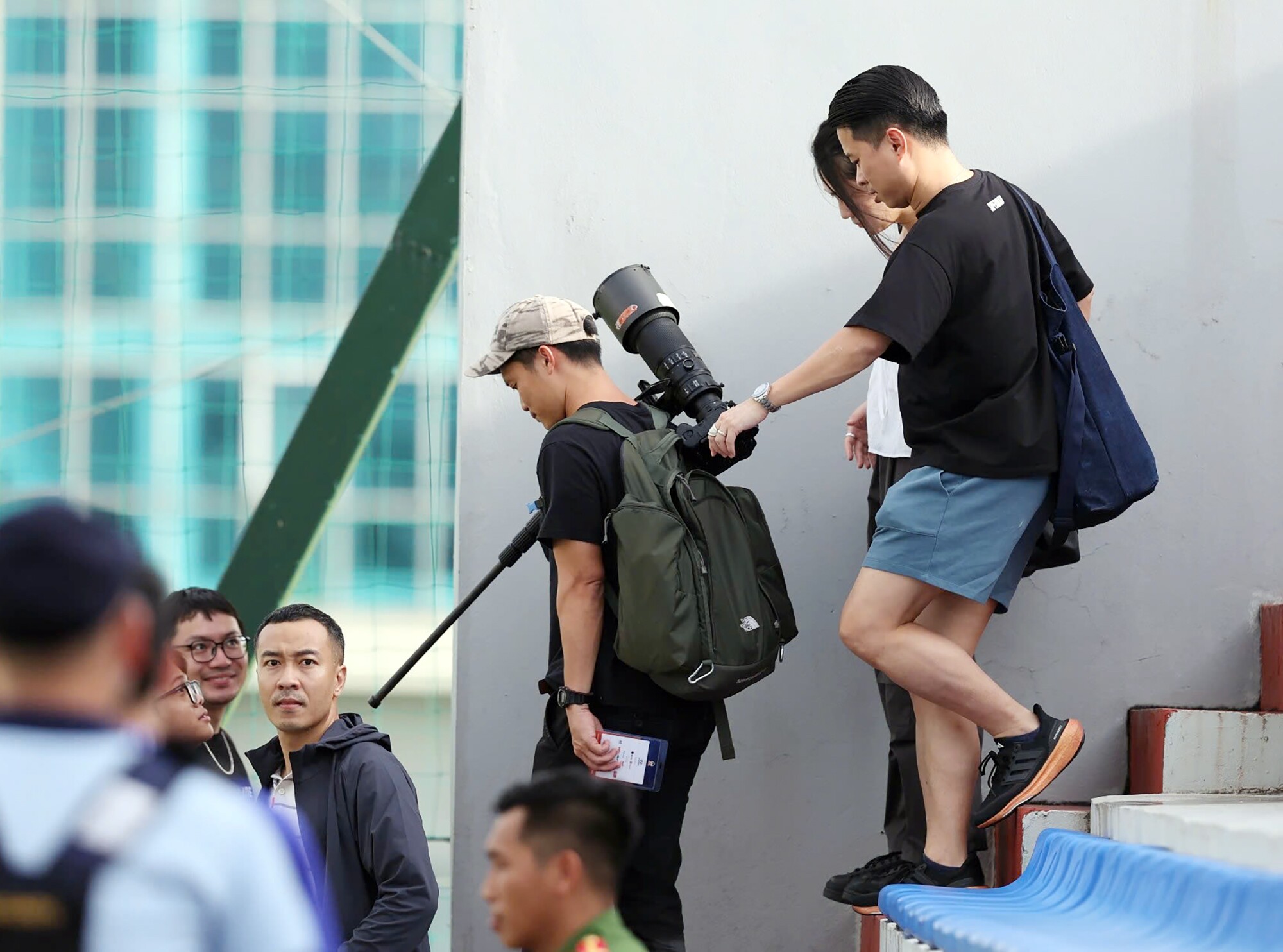 Trong đó có David Lee, cây viết kỳ cựu của chuyên mục Thể thao báo The Straits Times, người đã theo dõi bóng đá Singapore từ năm 2009, đồng thời là đồng tác giả của hai cuốn sách thể thao và từng giành nhiều giải thưởng báo chí. Đi cùng ông là phóng viên ảnh Mark Cheong.