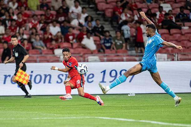 Cũng như Jamie Vardy, Anuar thường xuyên rình rập phá bẫy việt vị