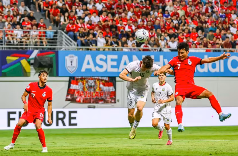 Tiếp đội đầu bảng Singapore (áo đỏ) tại Mỹ Đình ngày 31-7 sẽ là trận đấu bản lề với tuyển Việt Nam tại vòng bảng ASEAN Cup 2026 (Ảnh: Straits Times)