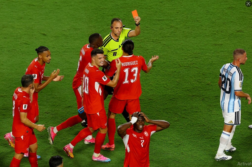 Trọng tài Joao Pinheiro rút thẻ đỏ với Breel Embolo trong trận Thụy Sĩ gặp Argentina ở tứ kết World Cup 2026 trên sân Arrowhead, Missouri, Mỹ ngày 11/7/2026. Ảnh: Reuters