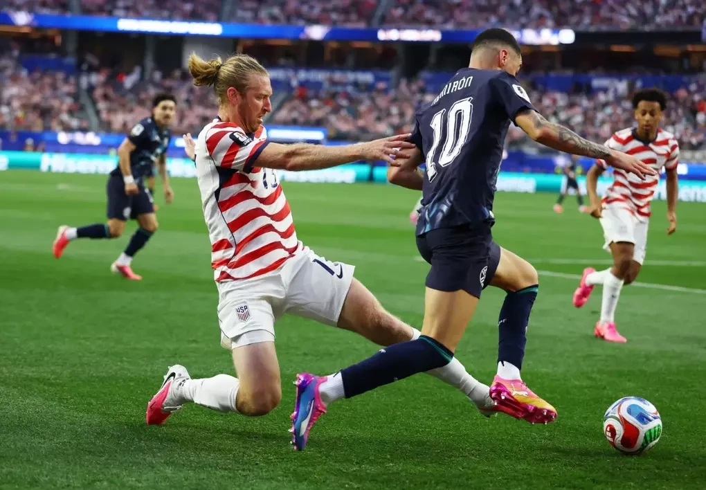 Miguel Almiron (phải) cố đi bóng qua Tim Ream trong trận Paraguay thua Mỹ 1-4 ở lượt đầu bảng D World Cup 2026 trên sân SoFi, Inglewood, California, Mỹ ngày 12/6/2026. Ảnh: Reuters