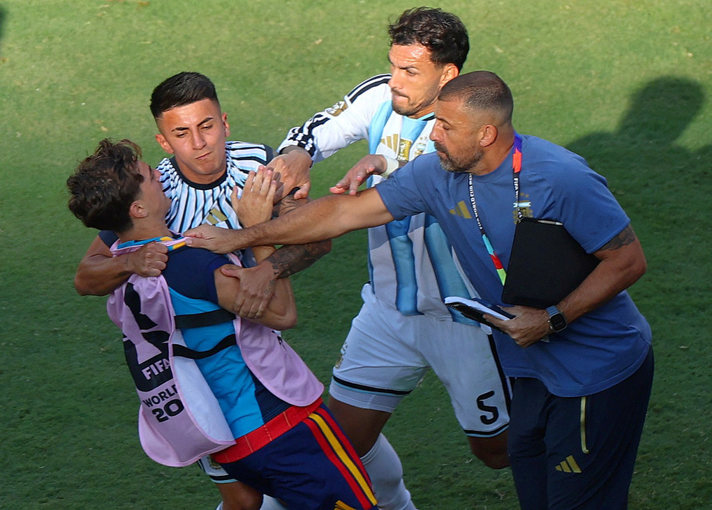 Leandro Paredes xô xát với Gavi sau trận chung kết World Cup 2026 giữa Tây Ban Nha và Argentina trên sân MetLife ở East Rutherford, bang New Jersey, Mỹ, ngày 19/7/2026. Ảnh: Reuters