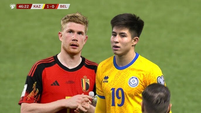 De Bruyne và Satpayev ở vòng loại World Cup 2026,&nbsp;tháng 11/2025. Saypayev là người mở tỷ số vào lưới Bỉ