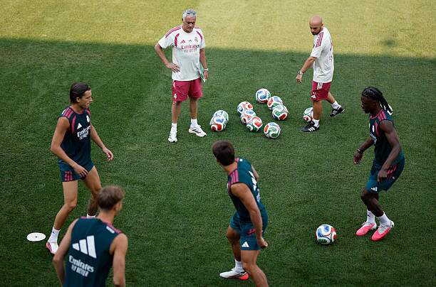 Mourinho muốn đuổi, Camavinga (phải) vẫn hiện diện trên sân tập Real Madrid