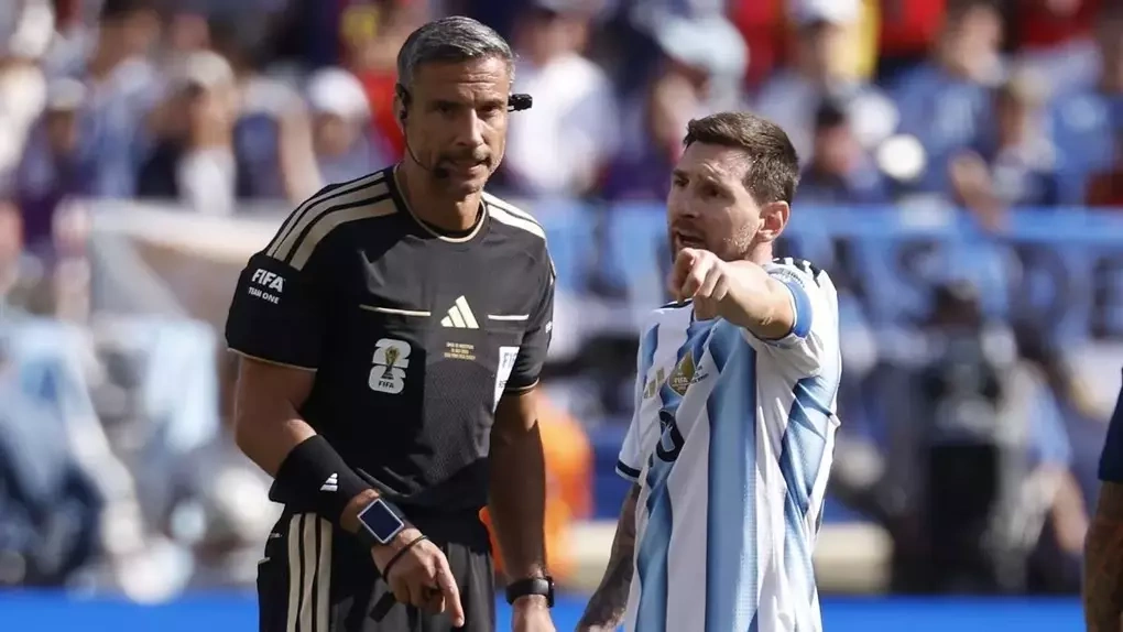 Trọng tài Slavko Vincic trao đổi với Lionel Messi. Ảnh: EFE