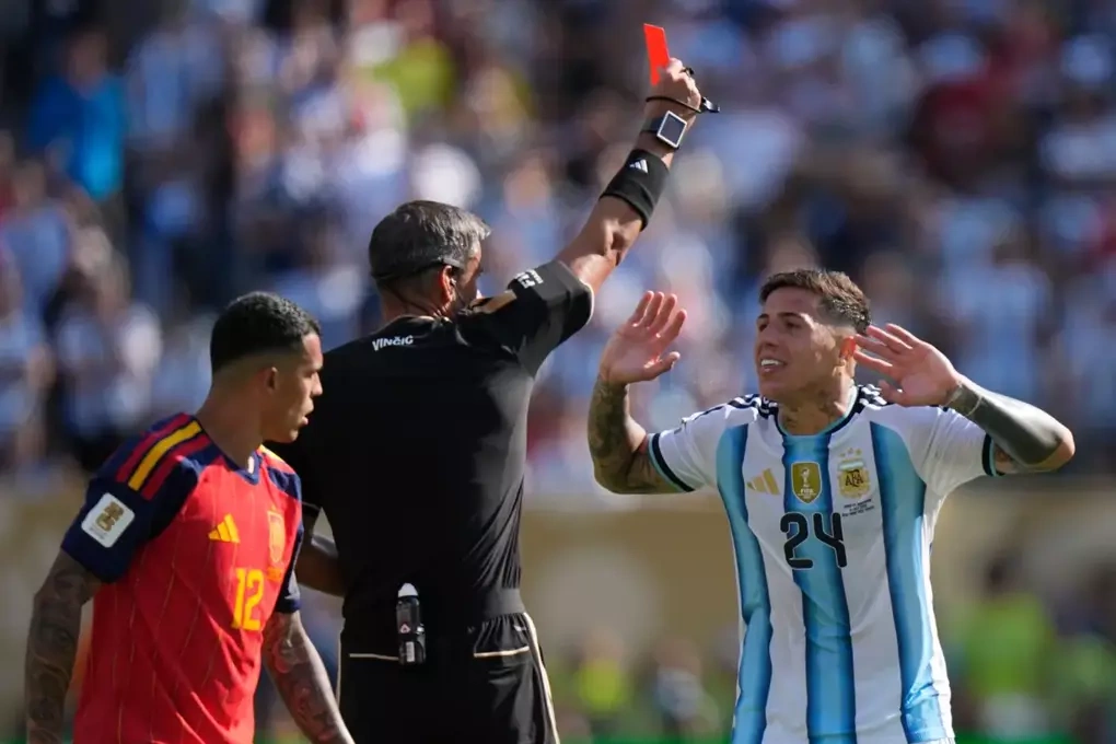 Trọng tài Slavko Vincic rút thẻ đỏ với Enzo Fernandez trong trận chung kết World Cup 2026 giữa Tây Ban Nha và Argentina trên sân MetLife ở East Rutherford, bang New Jersey, Mỹ, ngày 19/7/2026. Ảnh: AP