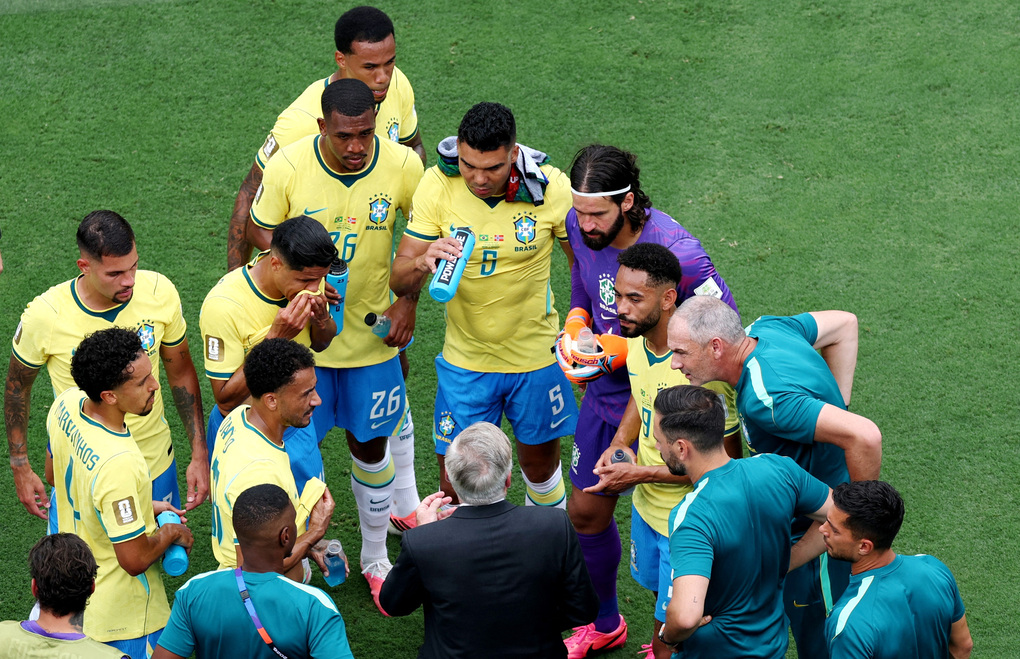 HLV Carlo Ancelotti chỉ đạo các cầu thủ Brazil trong quãng nghỉ uống nước trận gặp Na Uy ở vòng 1/8 World Cup 2026 trên sân New York New Jersey, East Rutherford, New Jersey, Mỹ ngày 5/7/2026. Ảnh: Reuters