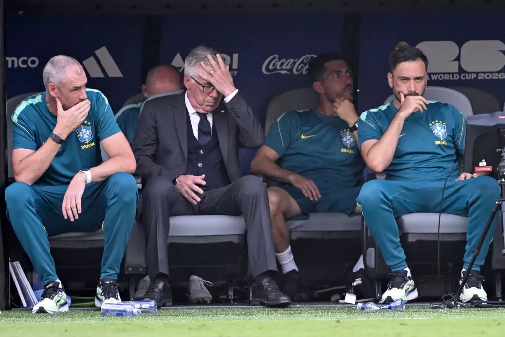 Ancelotti phản ứng trong trận thua Na Uy. Ảnh: AFP