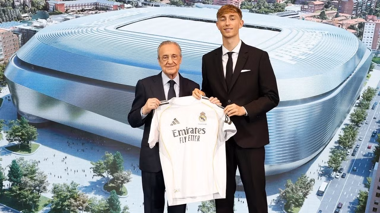 Chủ tịch Florentino Perez giới thiệu tân binh trị giá 59 triệu euro Dean Huijsen hồi mùa hè năm ngoái.
