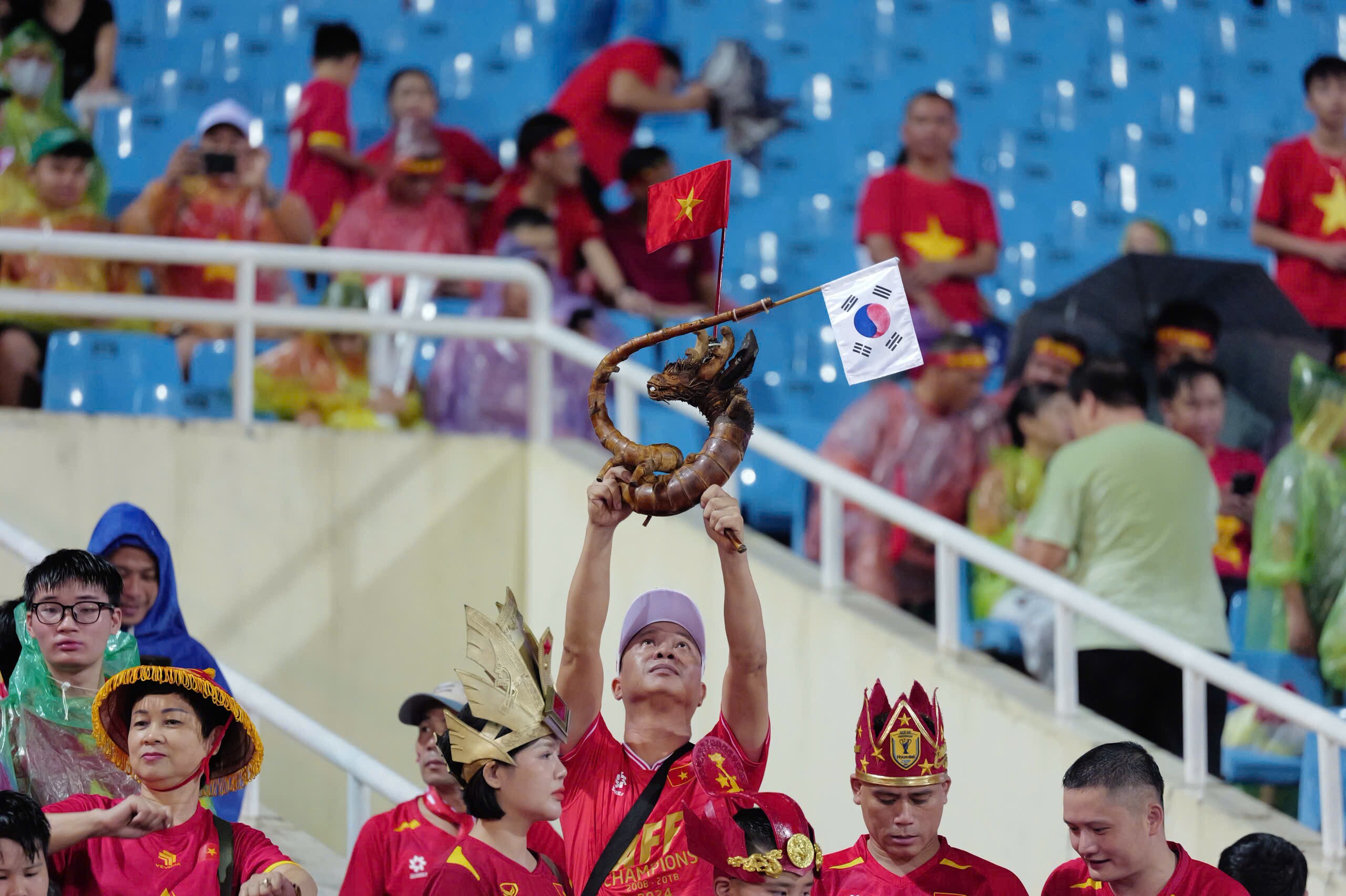 Cổ động viên đội mưa lớn, cúng sân Mỹ Đình cổ vũ ĐT Việt Nam đấu Singapore - 3