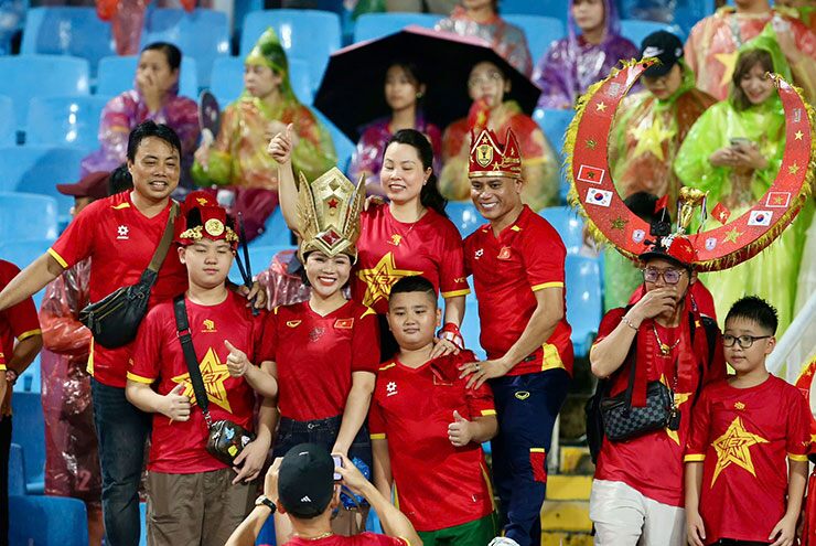 Cổ động viên đội mưa lớn, cúng sân Mỹ Đình cổ vũ ĐT Việt Nam đấu Singapore - 5