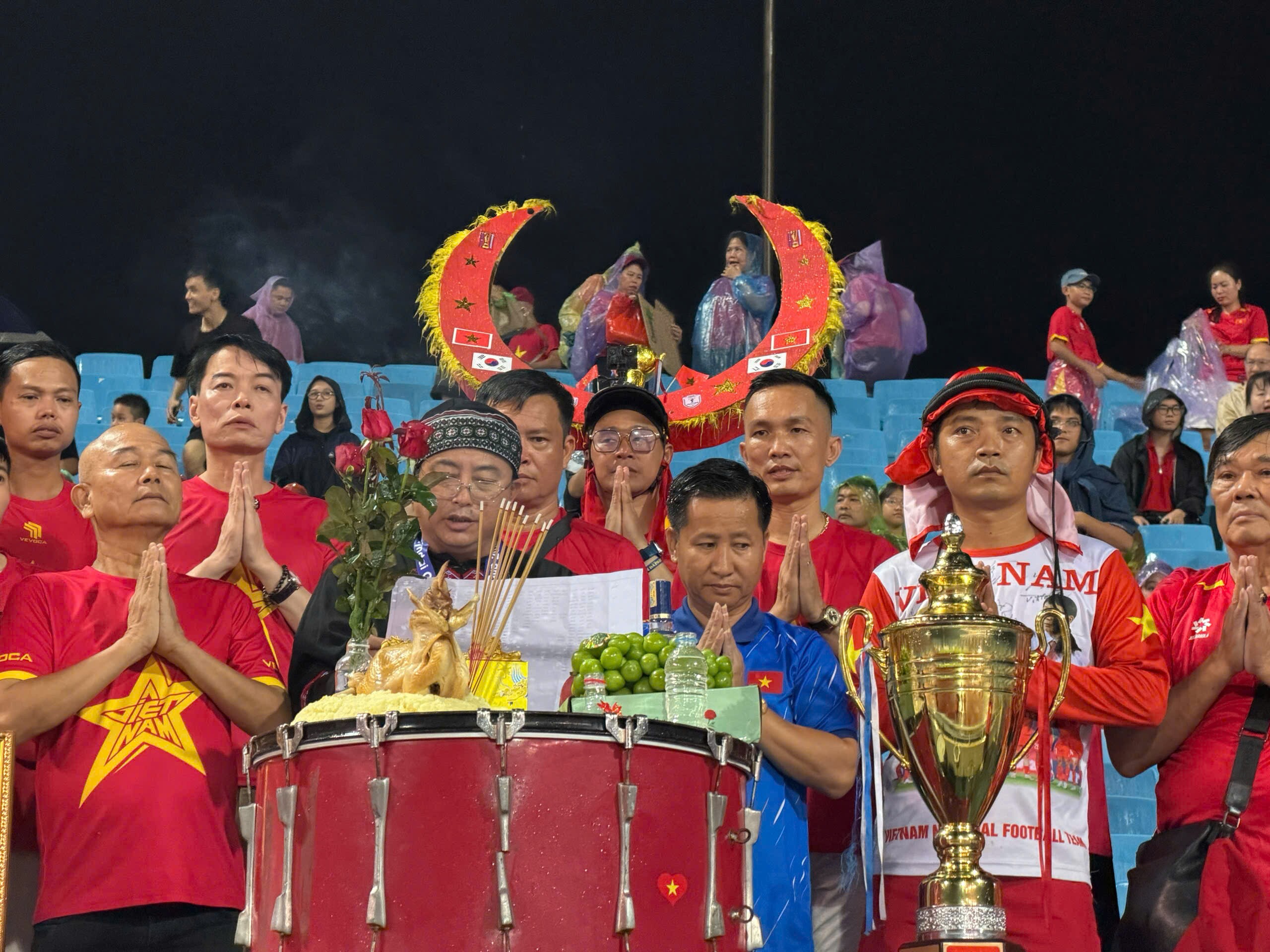 Cổ động viên đội mưa lớn, cúng sân Mỹ Đình cổ vũ ĐT Việt Nam đấu Singapore - 2