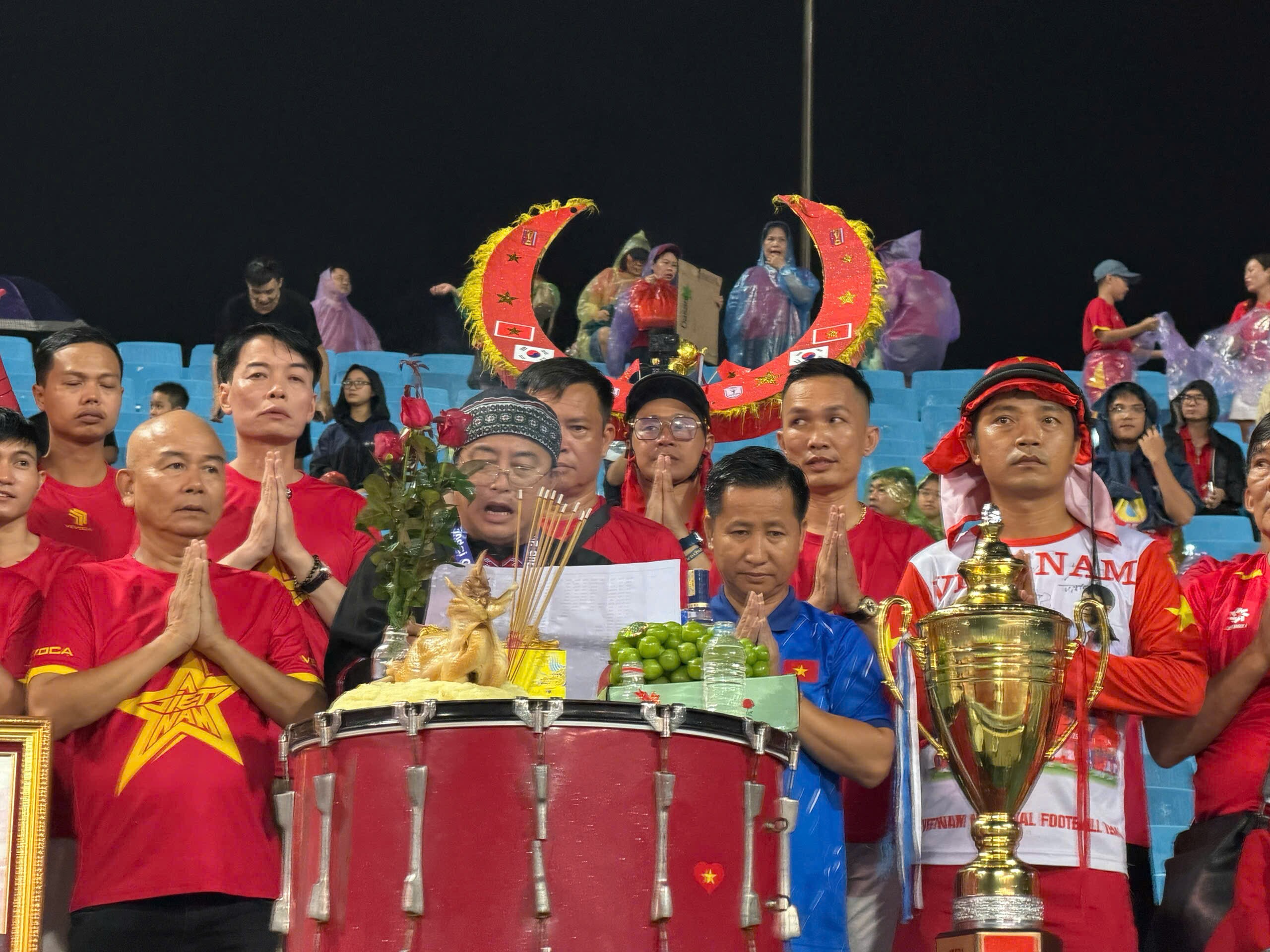 Lễ cúng của các CĐV