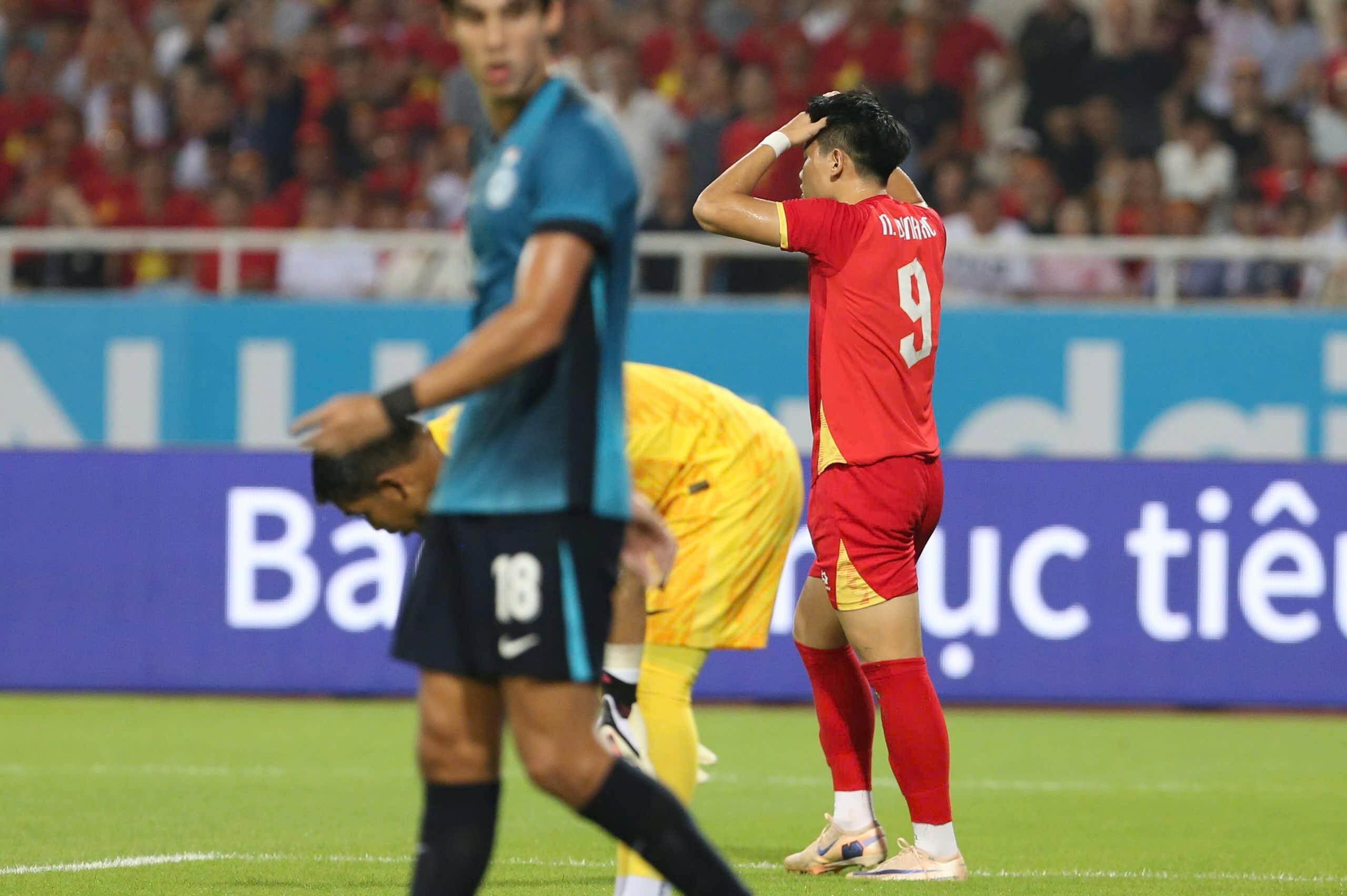 Đình Bắc có cảm giác bóng quá tệ trong cả 2 lần bỏ lỡ và đã bị thay ra khi chưa hết hiệp