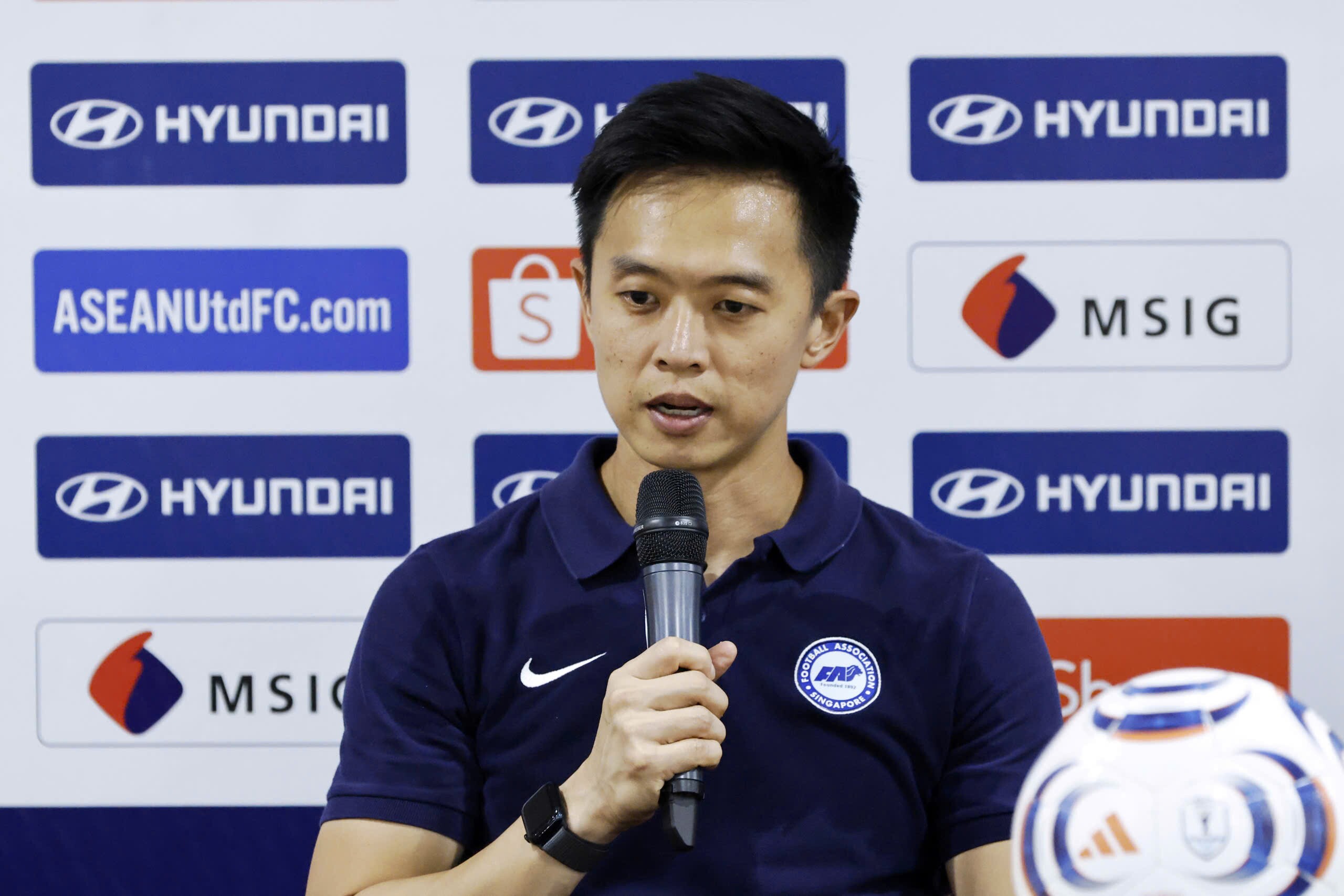 Trực tiếp họp báo ĐT Việt Nam - Singapore: HLV Kim Sang Sik nói lý do khi thay Đình Bắc? (AFF Cup) - 1