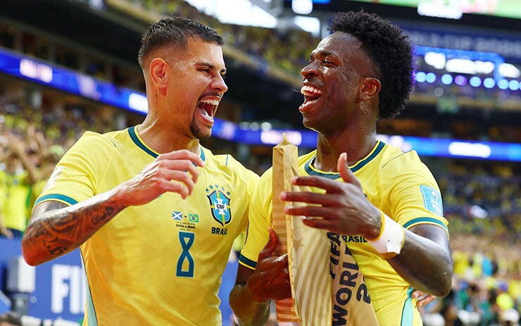 Cả Bruno Guimaraes (bên trái) lẫn Vinicius đều đến Arsenal?