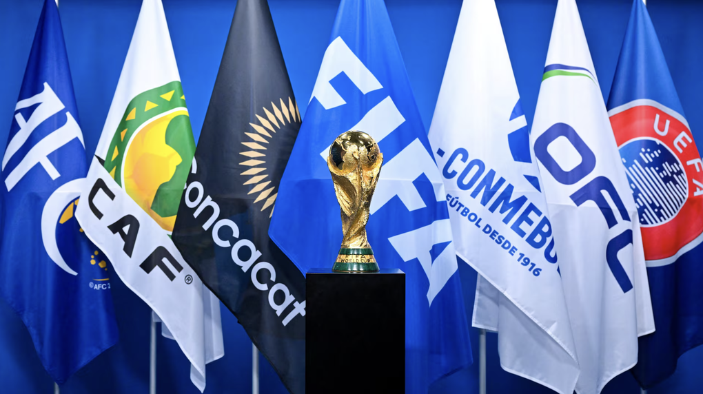 Chiếc Cup vô địch World Cup trong cuộc họp trực tuyến của Hội đồng FIFA tại Zurich (Thụy Sĩ) ngày 4/10/2023. Ảnh: Reuters