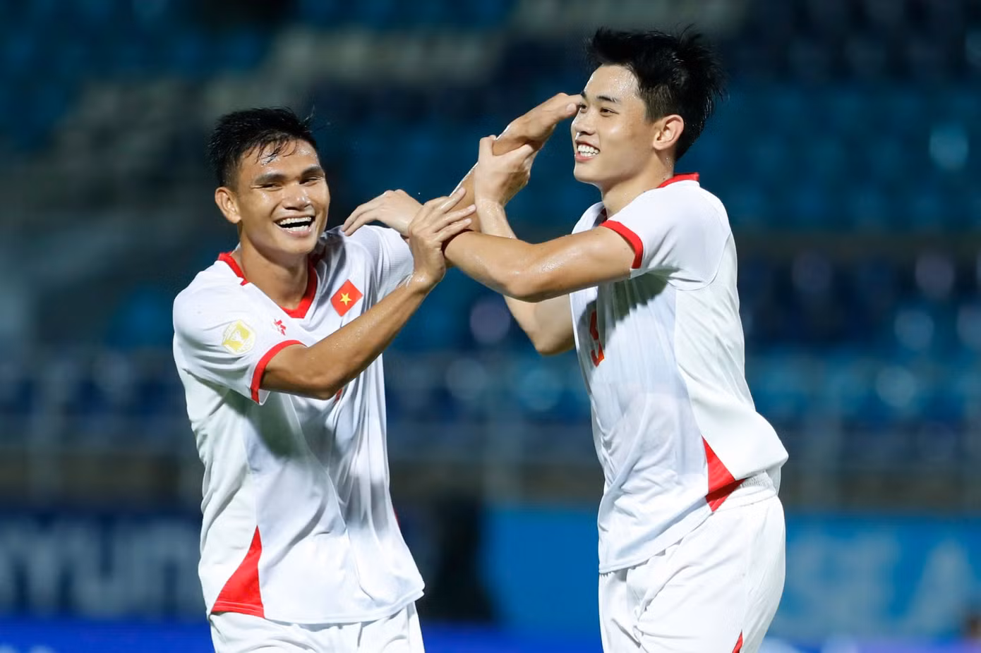 Tuyển Việt Nam làm gì để khóa chặt tiền đạo cao gần 2m của Indonesia? - 1