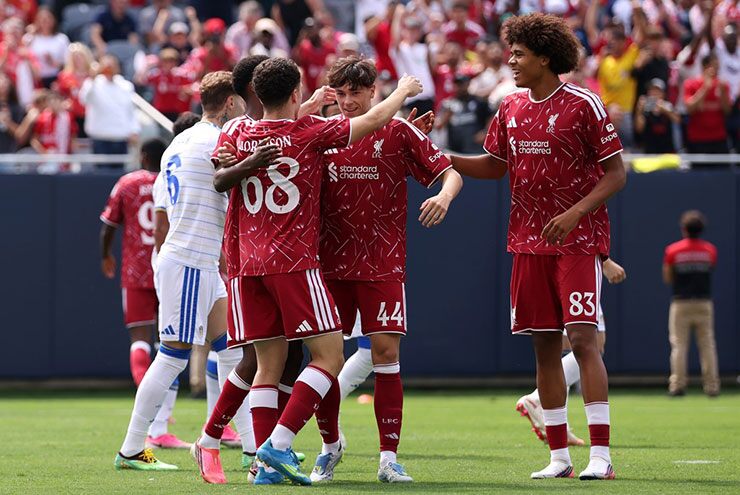 Chambers ăn mừng bàn thắng của Liverpool