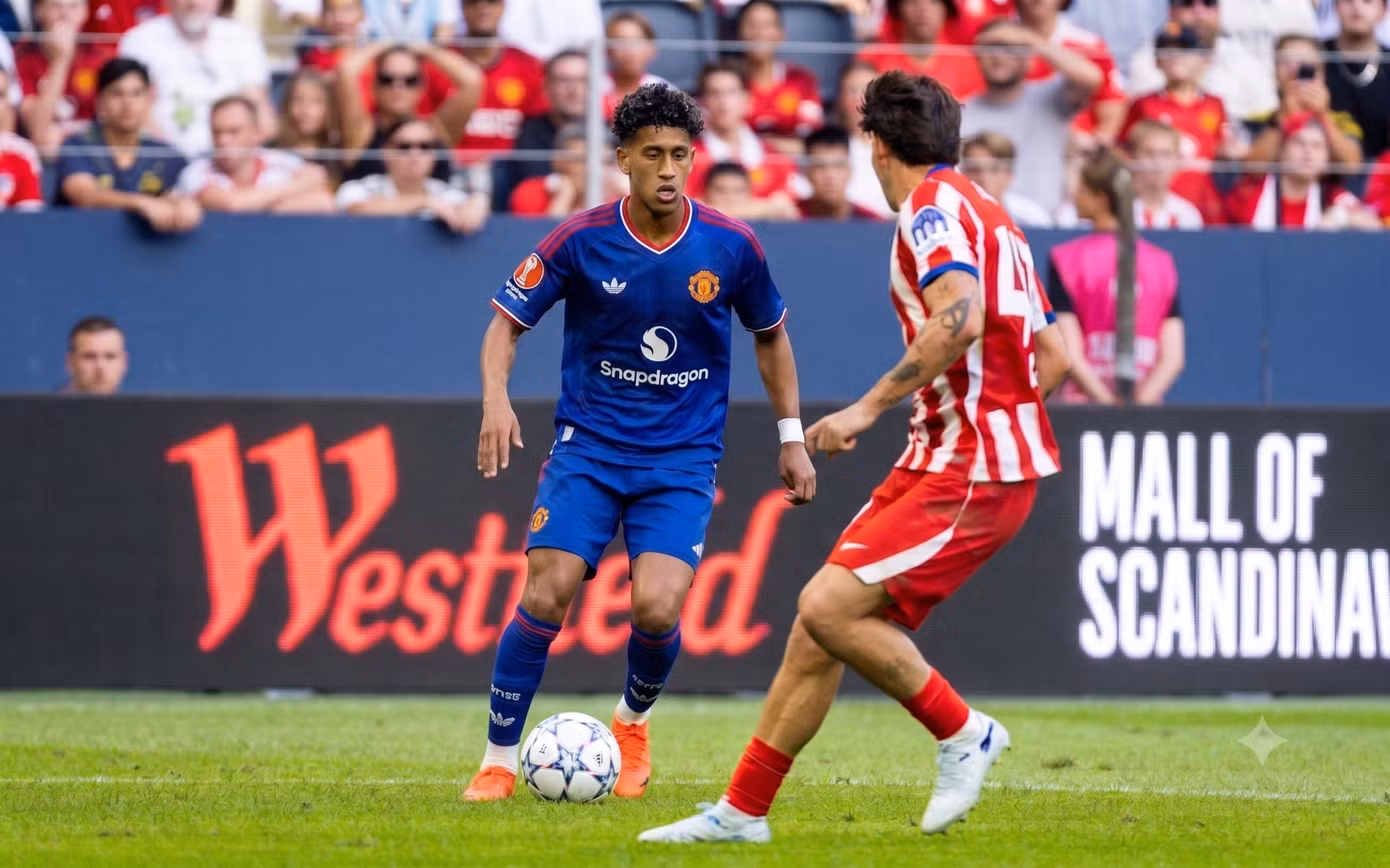 Gabriel tự tin đi bóng trước các cầu thủ dày dạn kinh nghiệm của Atletico.