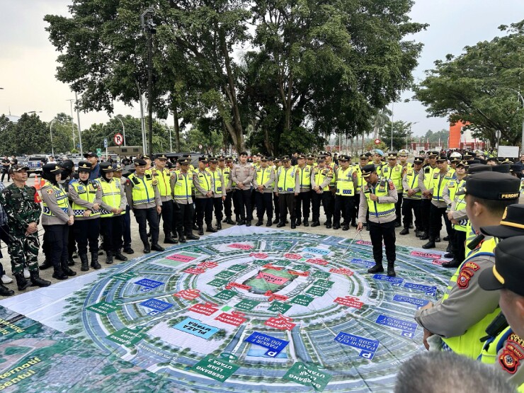 Khoảng 5 tiếng trước khi trận đấu giữa Indonesia và Việt Nam ở bảng A của AFF Cup 2026 bắt đầu, hàng nghìn cảnh sát đã tập hợp trước khu vực cổng VIP của sân vận động Pakansari.