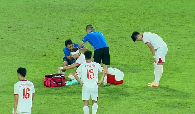 ĐT Việt Nam đấu Indonesia "tóe lửa", Bùi Hoàng Việt Anh đổ máu vì tiền đạo 1m96 - 2