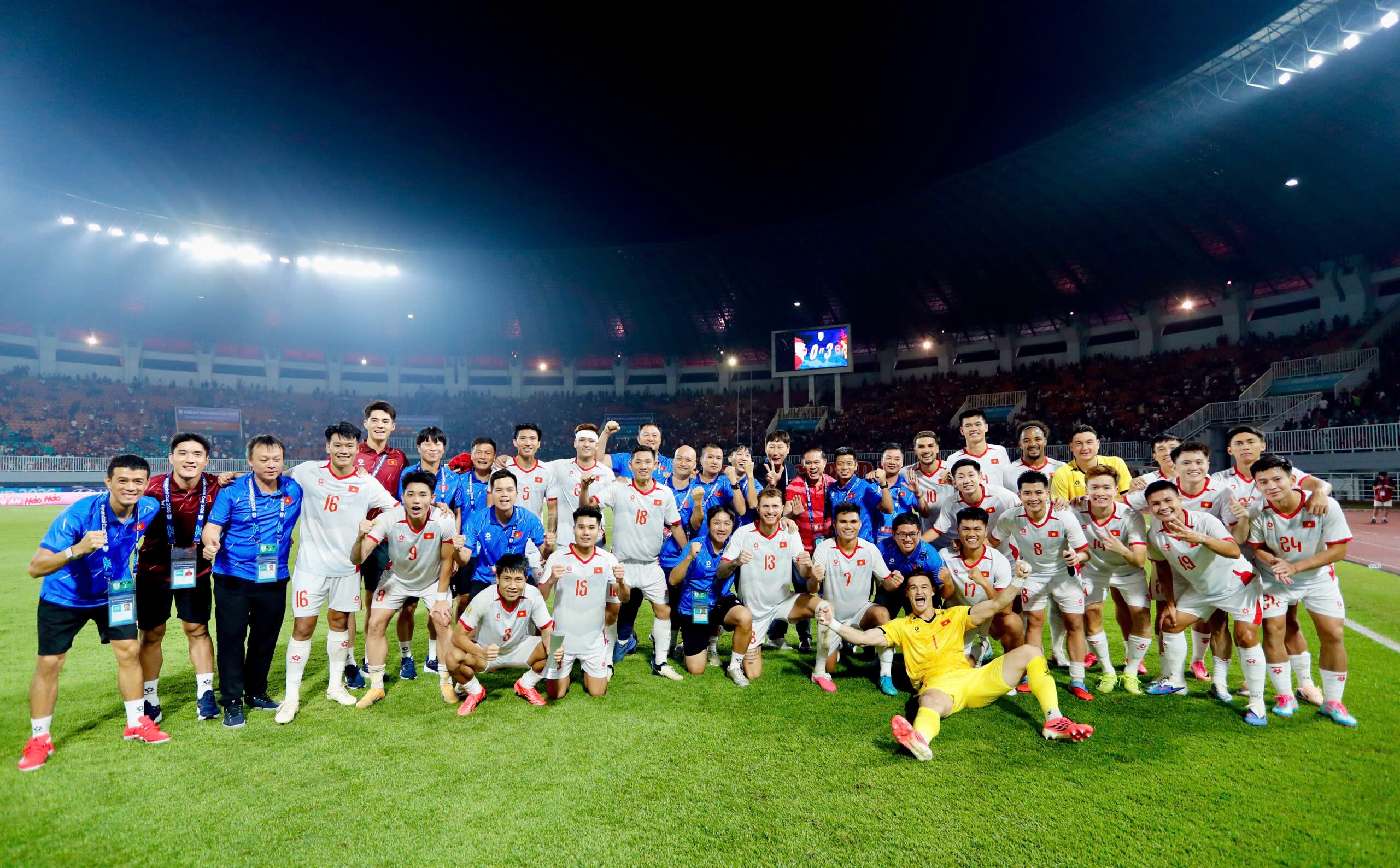 Chiến thắng 3-0 ngay trên đất Indonesia đã mở toang cánh cửa vào bán kết AFF Cup cho ĐT Việt Nam