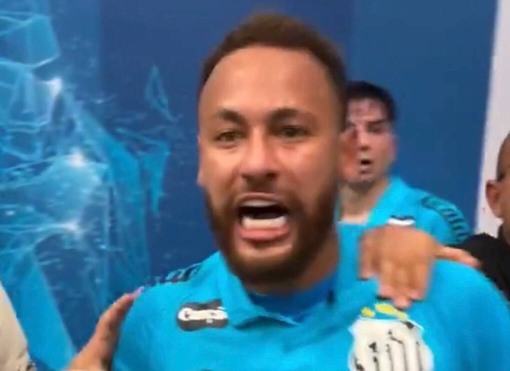 Neymar phản ứng với CĐV Remo sau trận lượt về vòng 1/8 Cup Brazil hôm 4/8, nơi Santos thắng chung cuộc 1-0. Ảnh: Globo