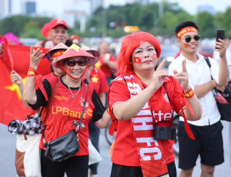 CĐV "nhuộm đỏ" Mỹ Đình tiếp sức ĐT Việt Nam đấu Campuchia, fan ngồi xe lăn gây xúc động - 12