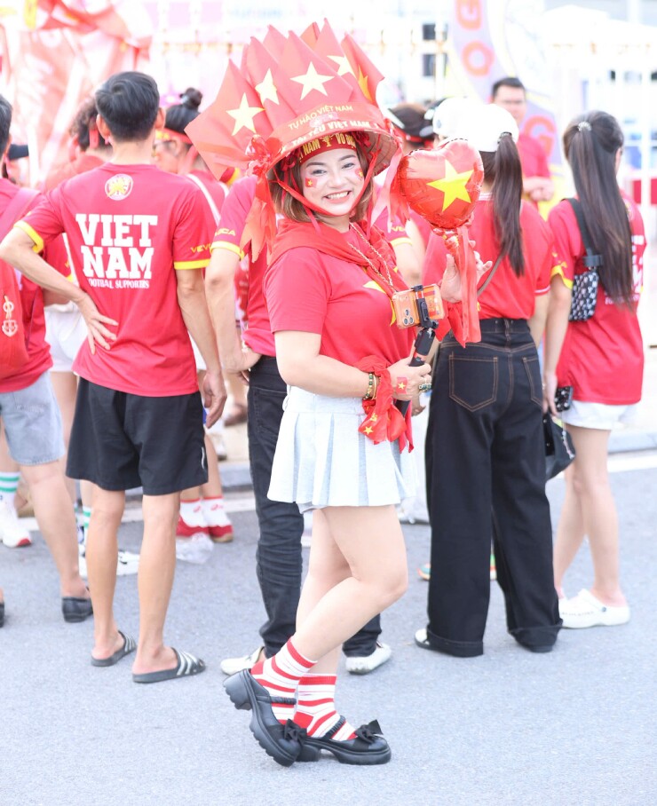 CĐV "nhuộm đỏ" Mỹ Đình tiếp sức ĐT Việt Nam đấu Campuchia, fan ngồi xe lăn gây xúc động - 8