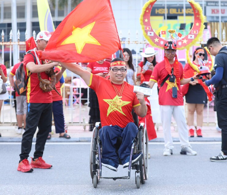Một cổ động viên ngồi xe lặn lội tới sân Mỹ Đình để "tiếp lửa" cho thầy trò HLV Kim Sang Sik