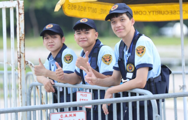 CĐV "nhuộm đỏ" Mỹ Đình tiếp sức ĐT Việt Nam đấu Campuchia, fan ngồi xe lăn gây xúc động - 4