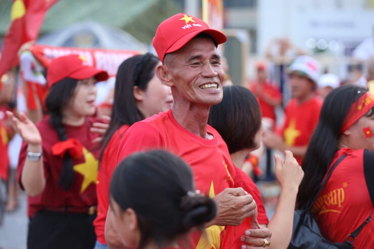 CĐV "nhuộm đỏ" Mỹ Đình tiếp sức ĐT Việt Nam đấu Campuchia, fan ngồi xe lăn gây xúc động - 10