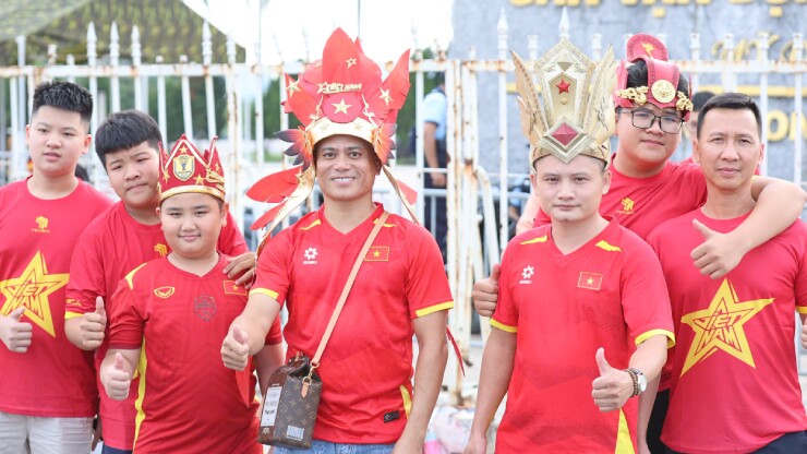 Khoảng 4 tiếng trước thềm trận đấu, các cổ động viên Việt Nam đã có mặt ở khu vực quanh sân Mỹ Đình với những trang phục cực kì ấn tượng