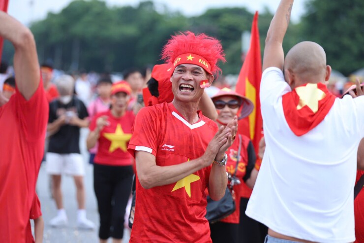 CĐV "nhuộm đỏ" Mỹ Đình tiếp sức ĐT Việt Nam đấu Campuchia, fan ngồi xe lăn gây xúc động - 11