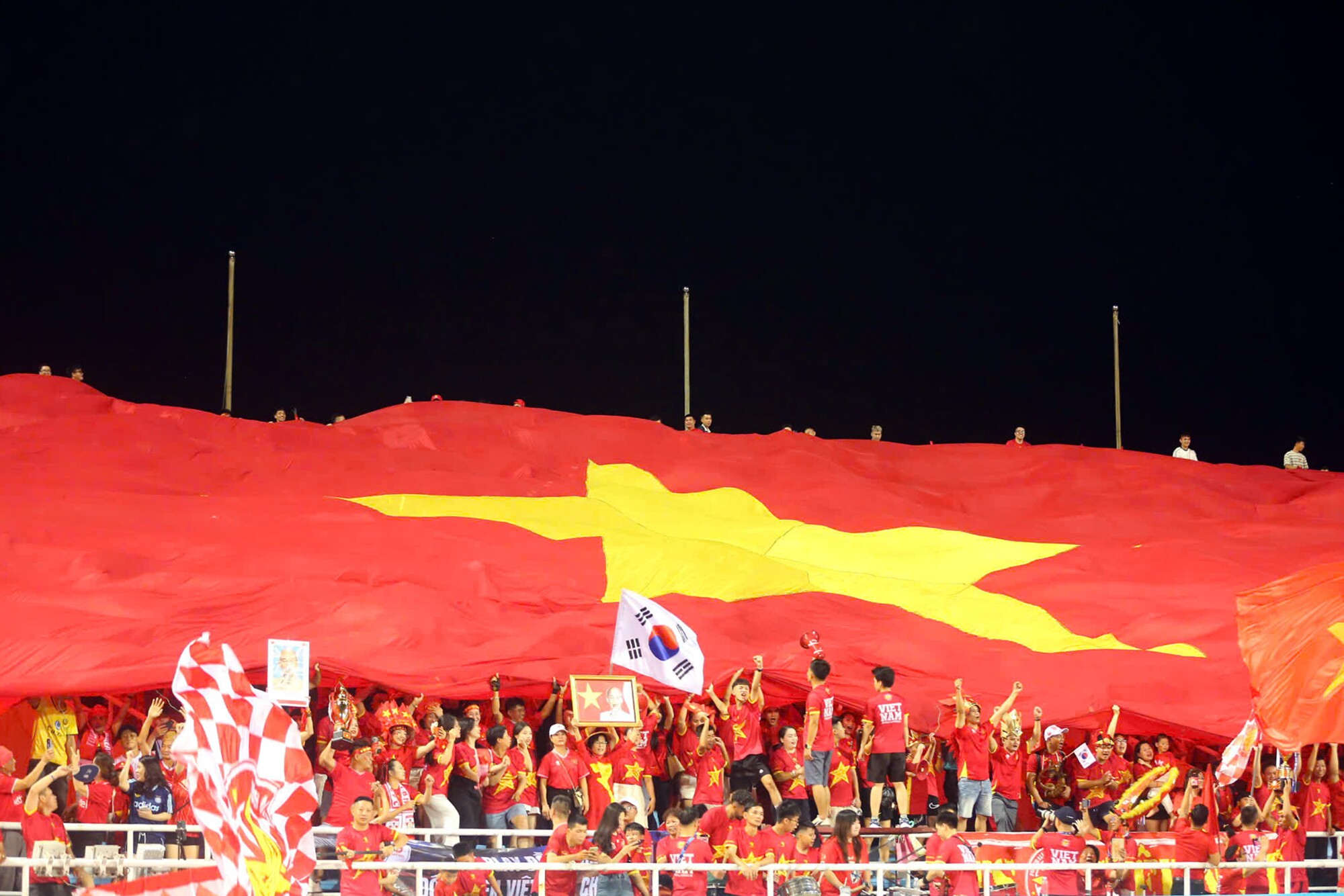 Hàng ngàn người hâm mộ nán lại trên sân để chia vui cùng ĐT Việt Nam.
