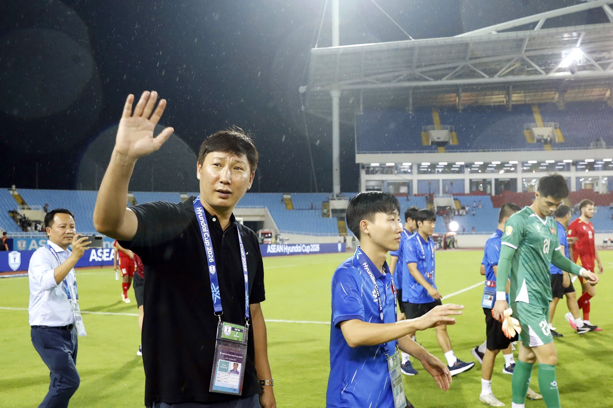 Trời có mưa nhỏ nhưng không thể ngăn được màn ăn mừng tấm vé bán kết AFF Cup 2026 của ĐT Việt Nam và người hâm mộ có mặt ở Mỹ Đình.