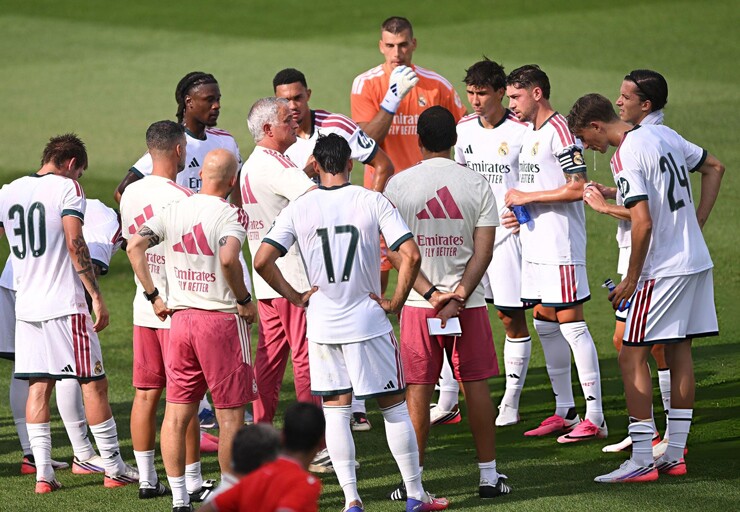 Đến muộn các sao Real Madrid phải tập riêng