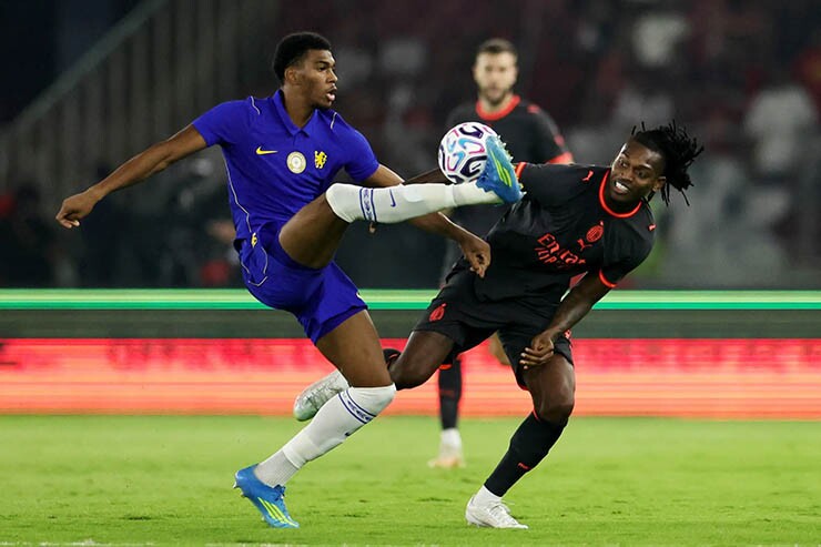 Chelsea (áo xanh) và AC Milan thi đấu quyết tâm