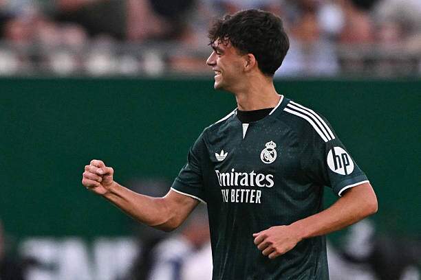 Mario Rivas đổ người đánh đầu đưa Real Madrid dẫn trước cuối hiệp 1