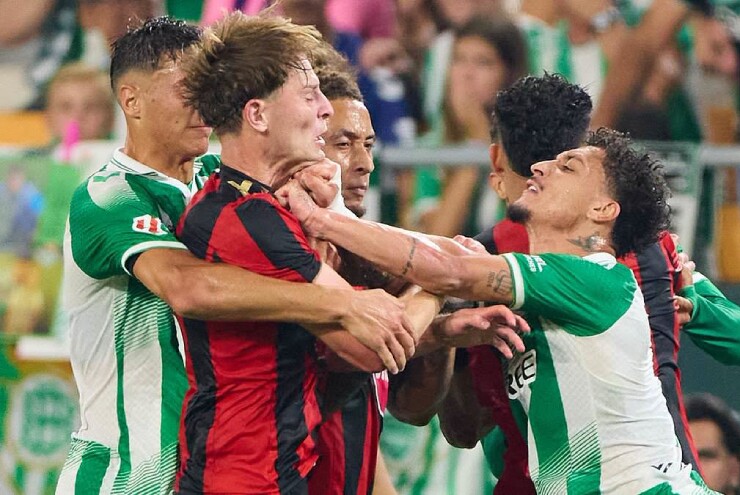 Antony trả đũa Alex Scott bằng cả hai tay