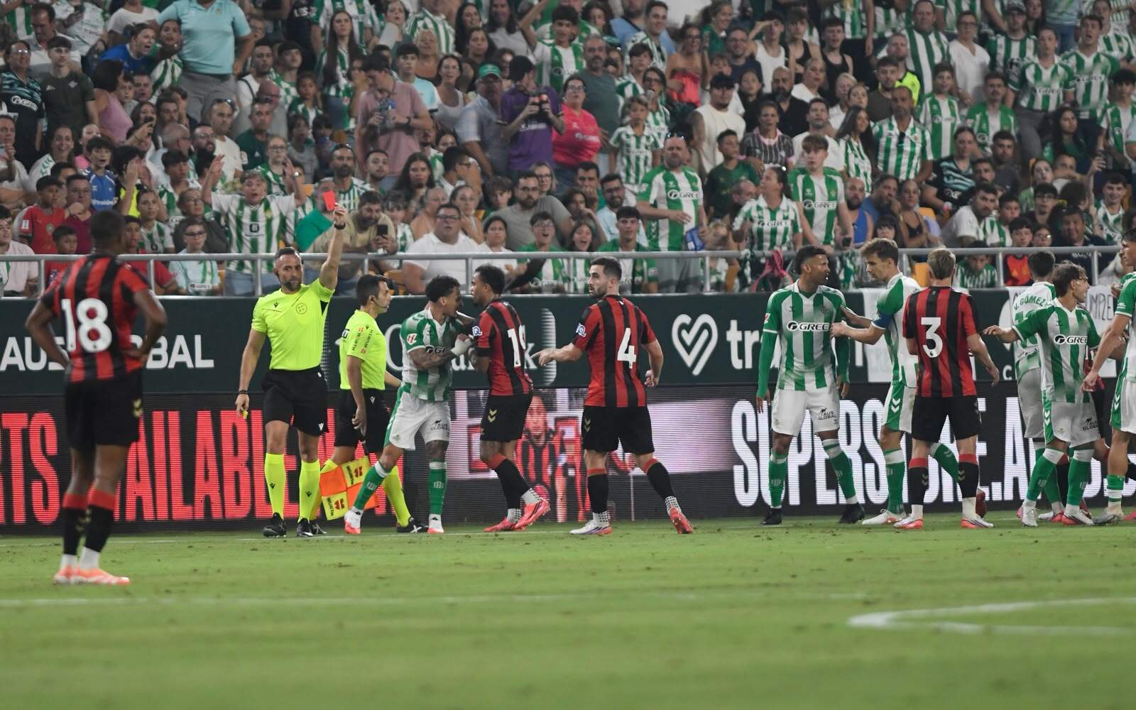 Trọng tài phải rút tới 2 tấm thẻ trong cuộc đối đầu giữa Betis và Bournemouth