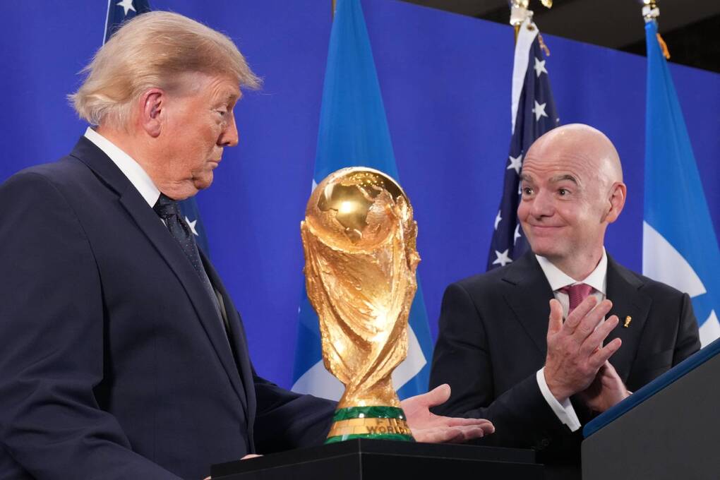 Chủ tịch FIFA, Gianni Infantino (phải) và Tổng thống Mỹ, Donald Trump tại sự kiện ở tháp Trump, New York, Mỹ ngày 17/7/2026. Ảnh: AP