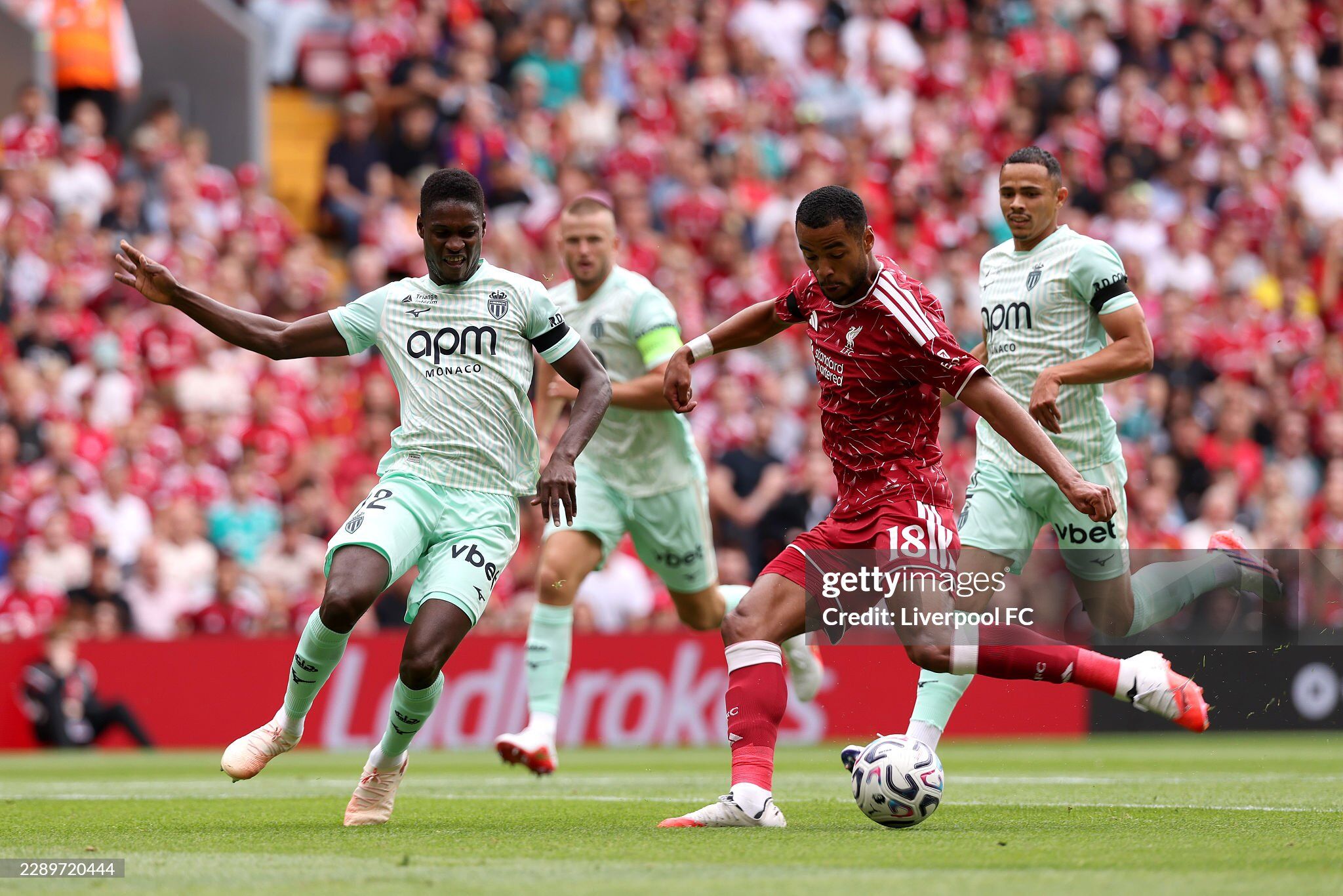 Liverpool (áo đỏ) gặp nhiều khó khăn trước Monaco