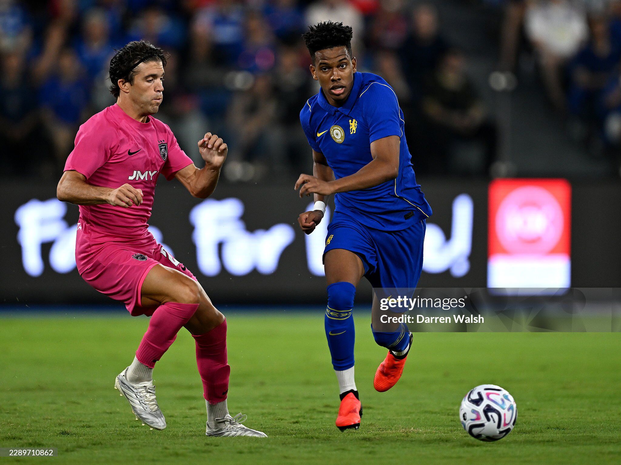 Chelsea (áo xanh) gặp không ít khó khăn