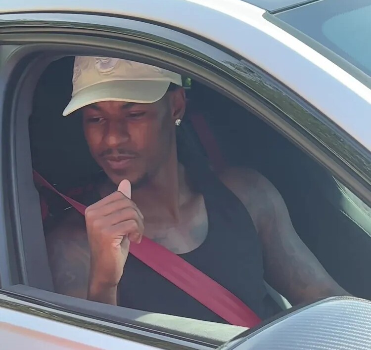 Rashford tự lái xe tới trung tâm huấn luyện Carrington của MU