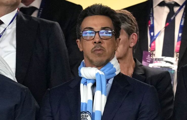 Chủ sở hữu Manchester City, Sheikh Mansour, từng là ông chủ giàu thứ hai giải đấu trước khi thương vụ của Jeff Bezos hoàn tất.