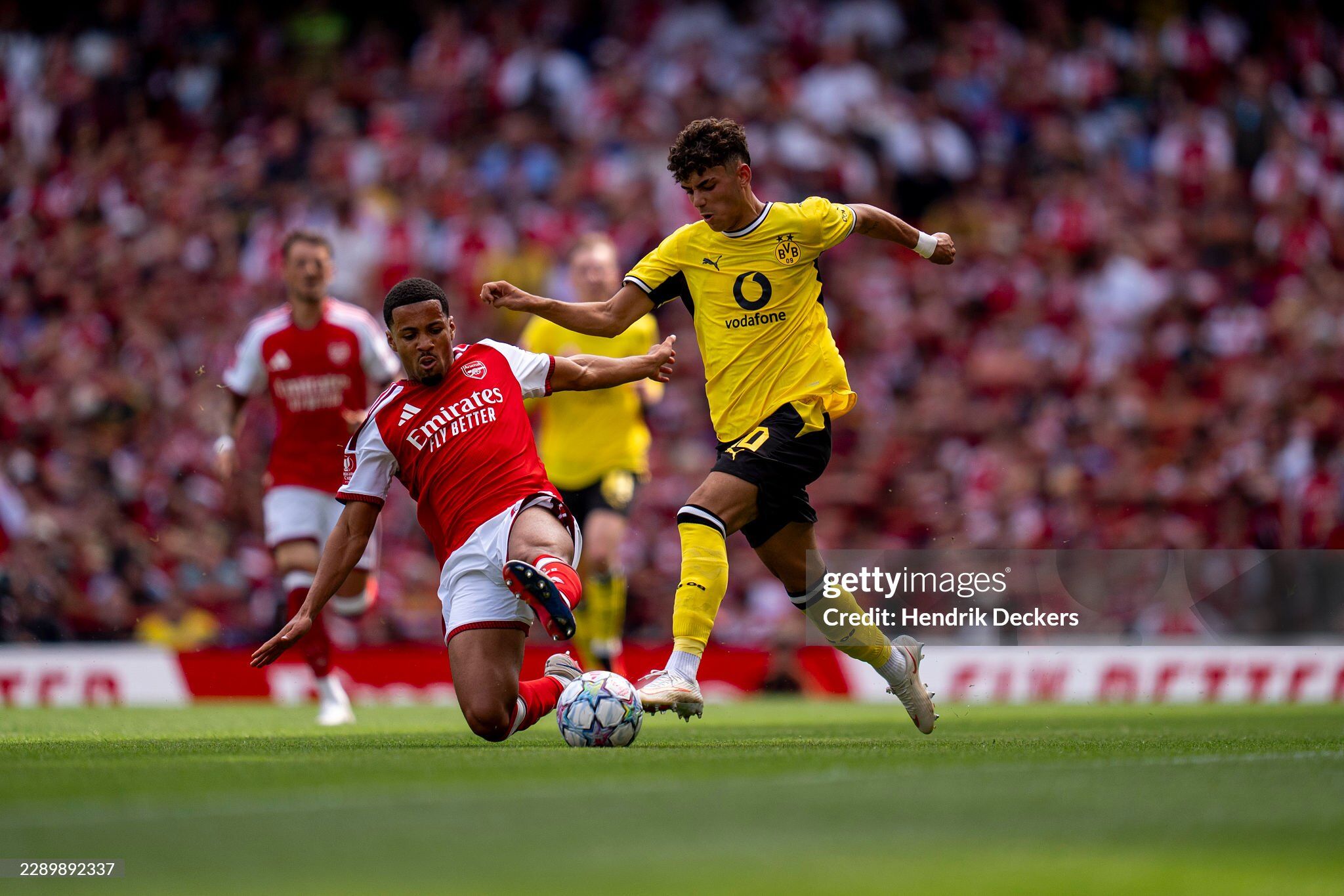 Arsenal để thua Dortmund ngay tại Emirates